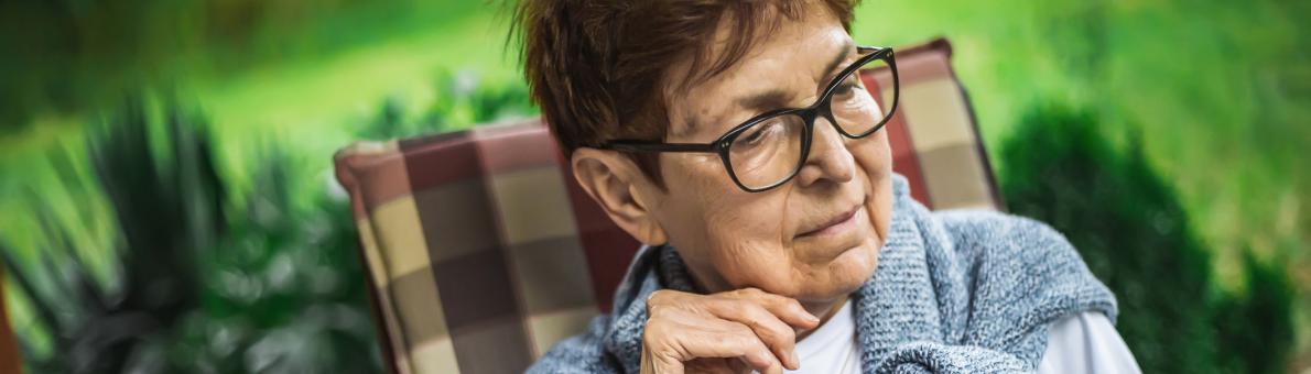 Vrouw leest krant in de tuin