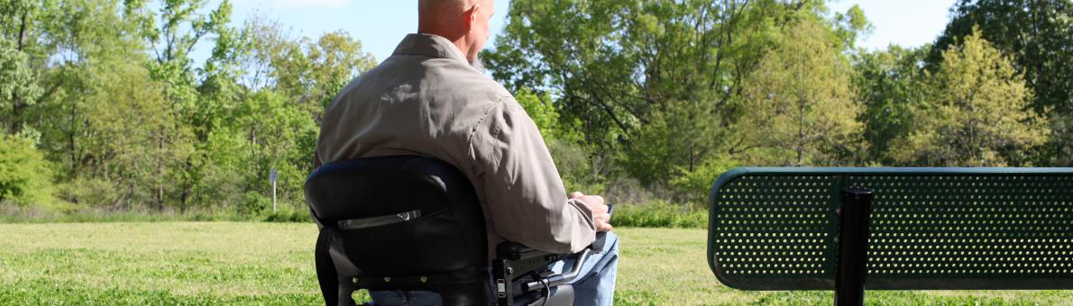 gehandicapte man in een rolstoel