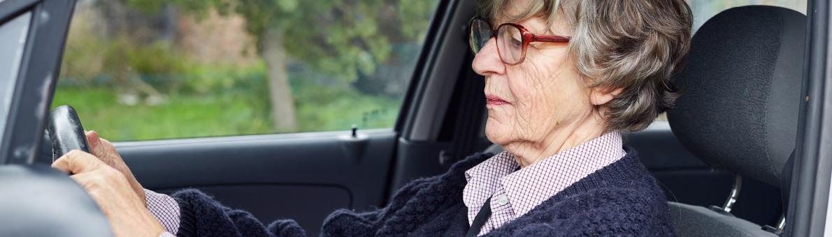 Foto van een oudere dame in de auto