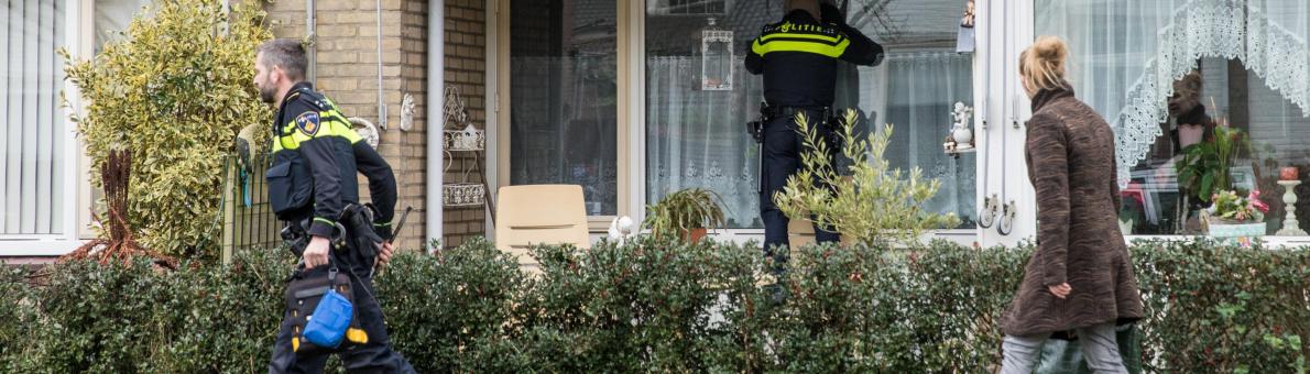 Politie bij een woning