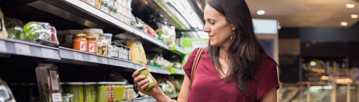 Foto van een vrouw in de supermarkt