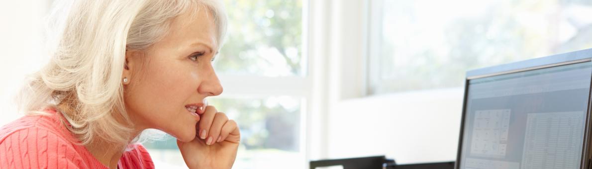 Vrouw met papieren en computer