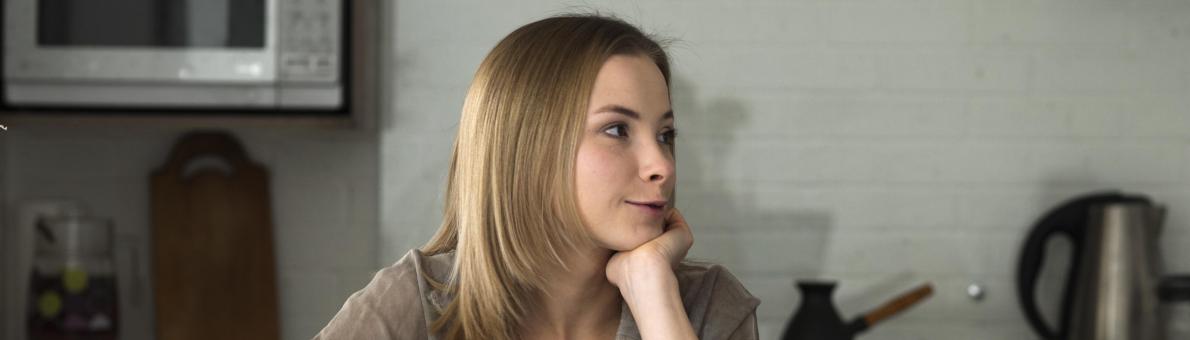 vrouw aan tafel (artikel over veiligheid persoonsgegevens) vrouw aan tafel (artikel over veiligheid persoonsgegevens)