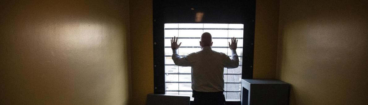 Man in gevangenis kijkt uit raam