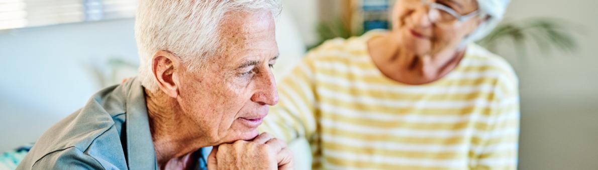 Man en vrouw zitten op de bank