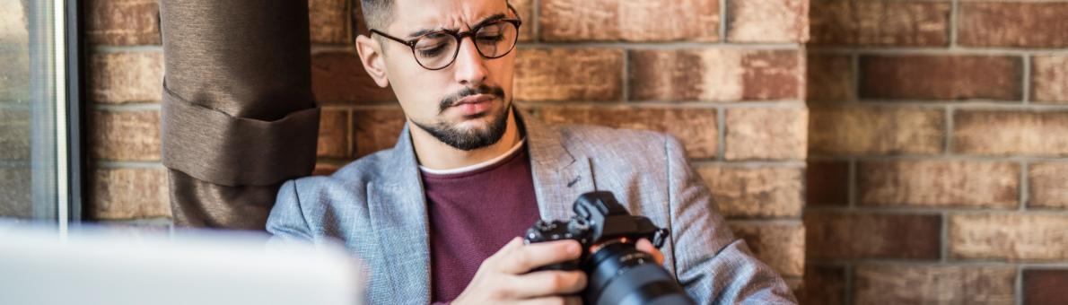 Man met digitale camera in zijn handen