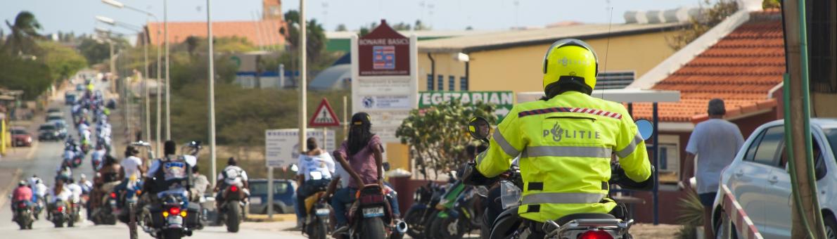 Politie te motor op Bonaire