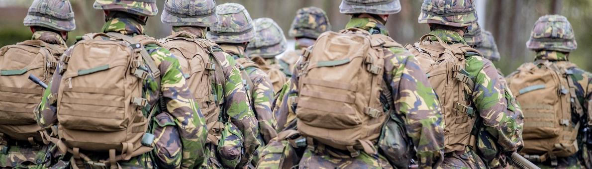 Militairen in groep bij elkaar