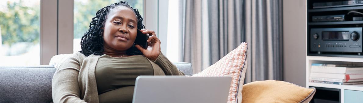 Vrouw op bank aan het bellen