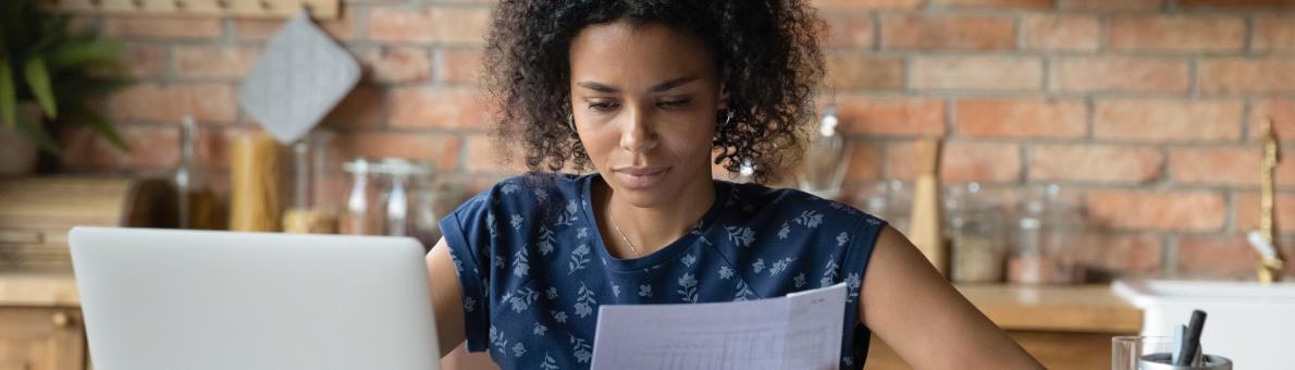 Vrouw werkt met laptop en documenten Vrouw werkt met laptop en documenten