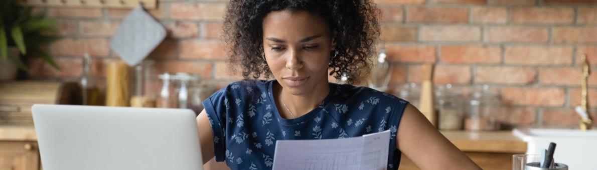 Vrouw werkt met laptop en documenten