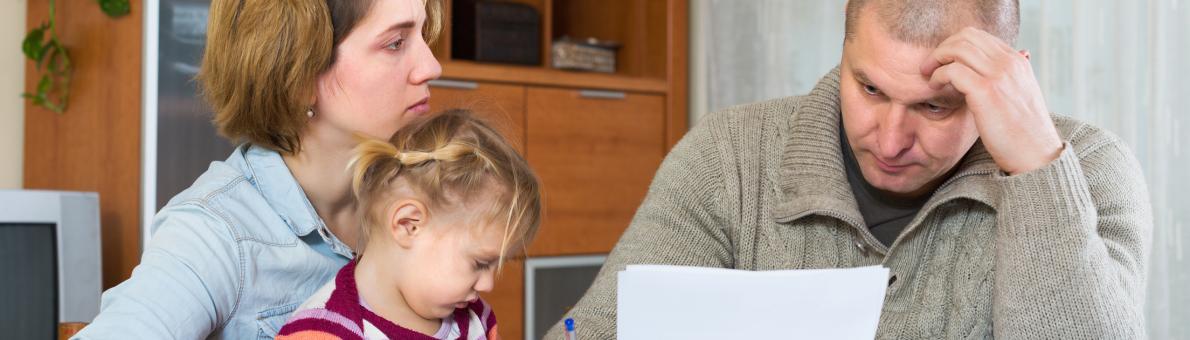 Man, vrouw en kind aan tafel (nieuwsbericht hersteloperatie toeslagenaffaire)