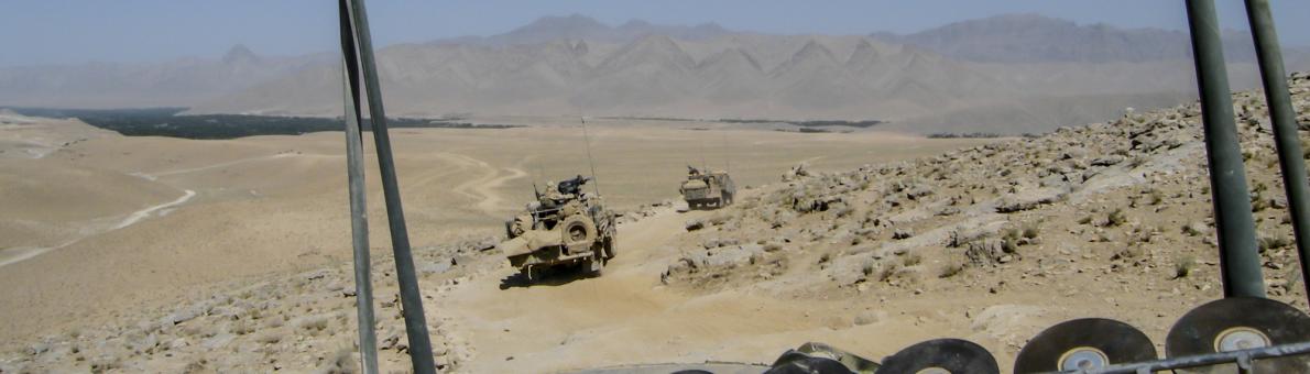Militairen op patrouille (bij nieuwsbericht voor veteranen over Afghaanse tolk