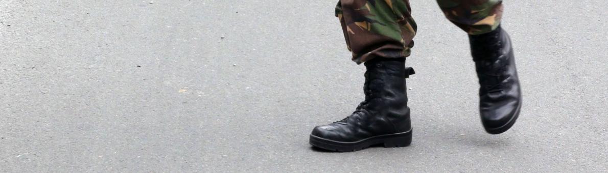 Broek en schoenen van militair