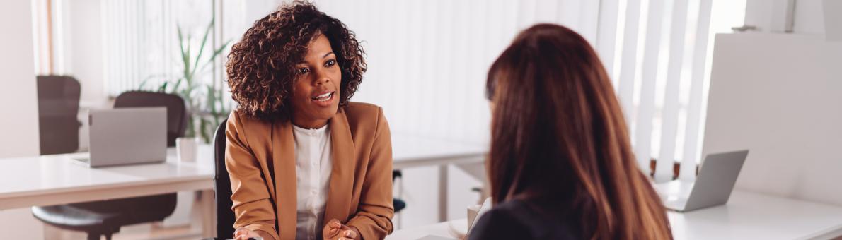 Twee vrouwen in gesprek op kantoor