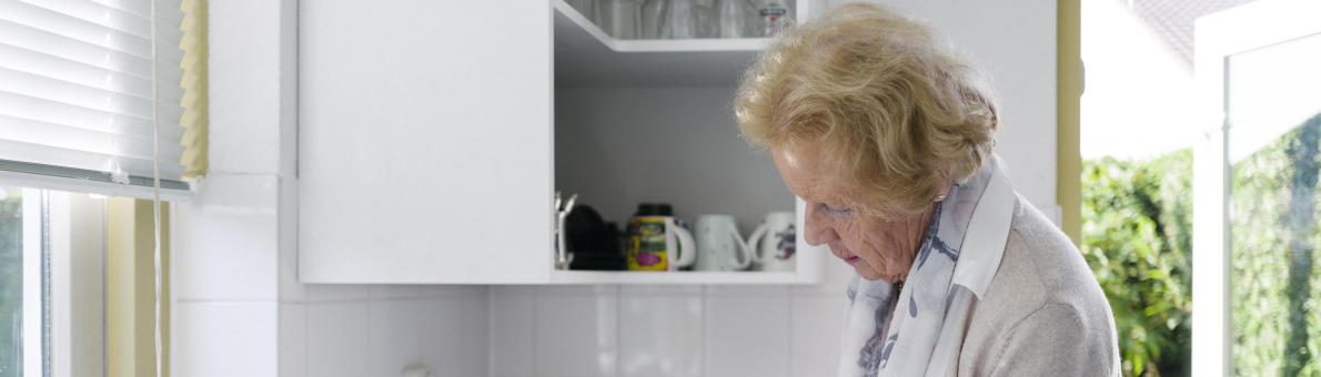 vrouw in keuken schenkt thee in