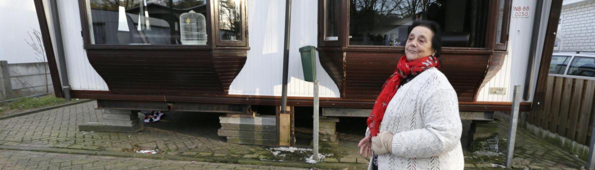 Vrouw staat buiten voor woonwagen