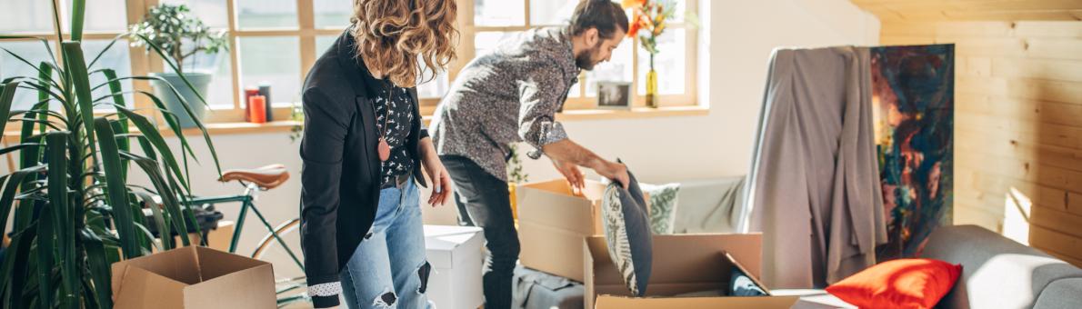 Stel in nieuw appartement tussen de verhuisdozen