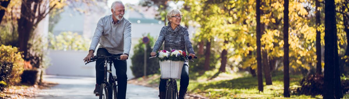 Echtpaar fiets in bos