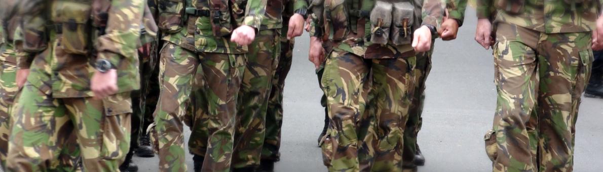 Een groep marcherende soldaten