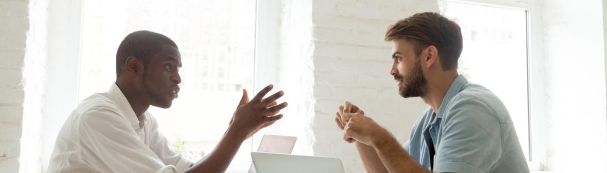 Twee mannen in gesprek aan tafel