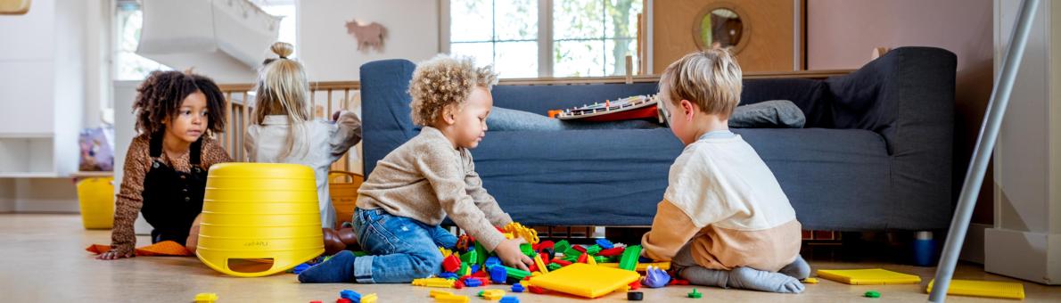 kinderen spelen samen bij de kinderopvang