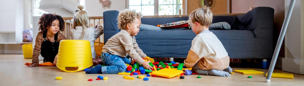 kinderen spelen bij de kinderopvang