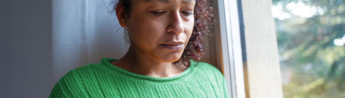 Vrouw kijkt bezorgd naar rekeningen Vrouw kijkt bezorgd naar rekeningen