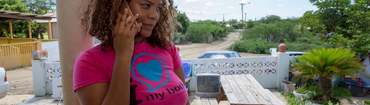 Vrouw in Caribisch gebied aan de telefoon
