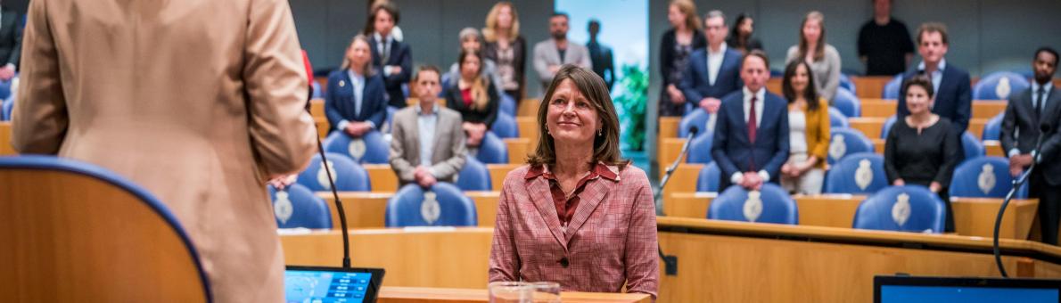 Margrite Kalverboer, vrouw met half lang bruin haar, zit in de Tweede Kamer en wordt beëdigd