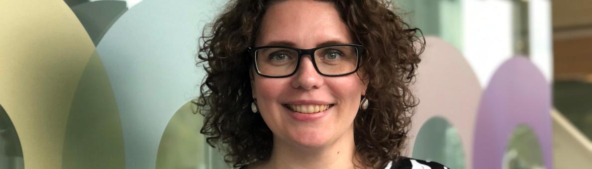 Vrouw met donker krullend haar (Caroline Luttmer, Nationale ombudsman). Ze draagt een donkere bril en zwart/witte jurk Vrouw met donker krullend haar (Caroline Luttmer, Nationale ombudsman). Ze draagt een donkere bril en zwart/witte jurk