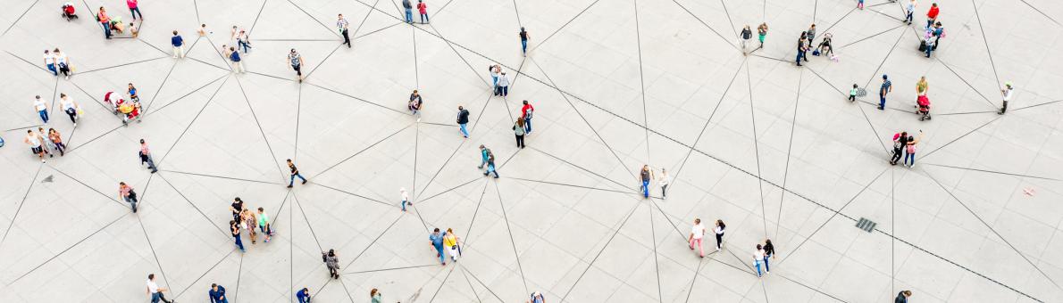 Luchtfoto: mensen lopen kriskras door elkaar over plein Luchtfoto: mensen lopen kriskras door elkaar over plein