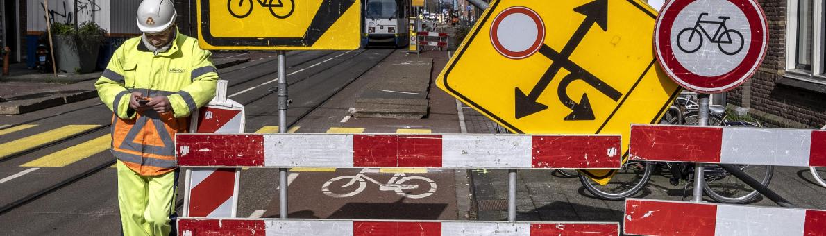 cover jaarverslag 2019: wegwerker op straat met verkeersborden