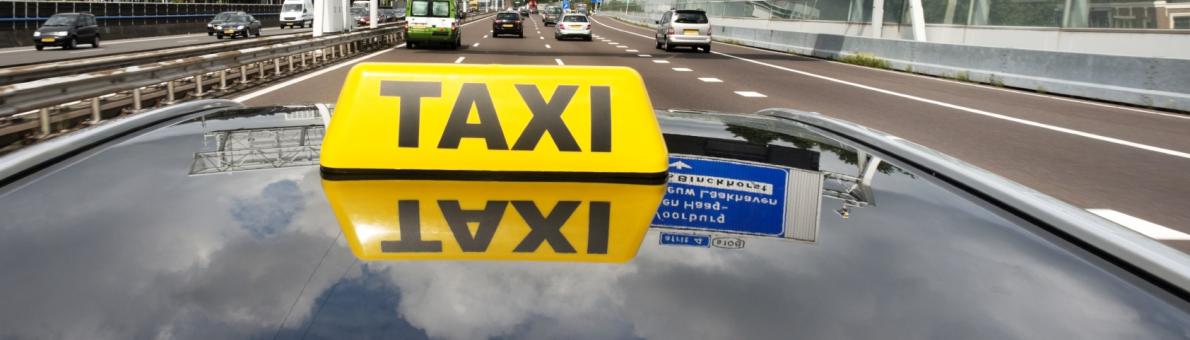 taxi rijdt over de snelweg