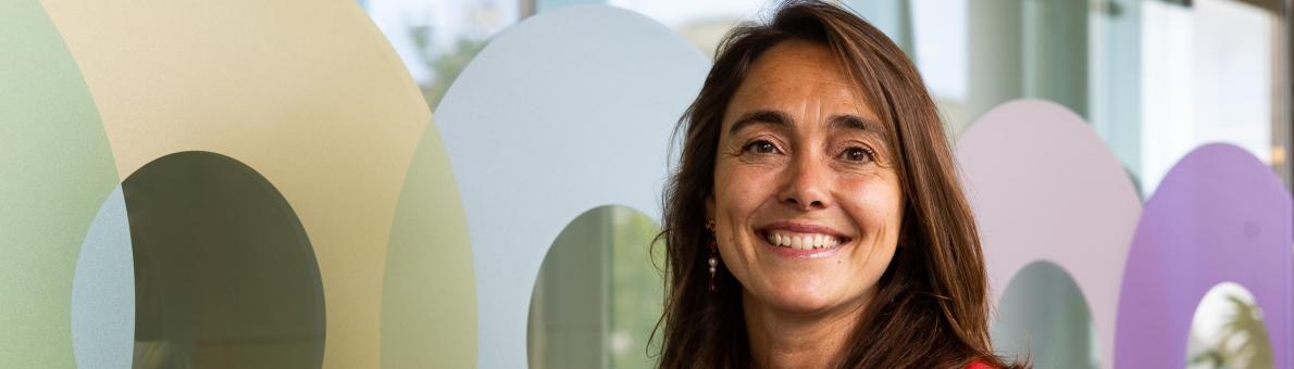 Vrouw met halflang donker haar (Gaby von Maltzahn, Nationale ombudsman). Ze lacht en draagt een rood shirt Vrouw met halflang donker haar (Gaby von Maltzahn, Nationale ombudsman). Ze lacht en draagt een rood shirt