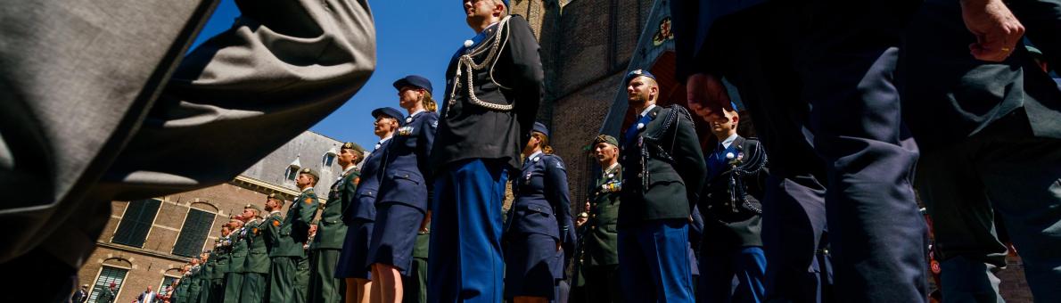 (oud) militairen in een rij op het Binnenhof in Den Haag