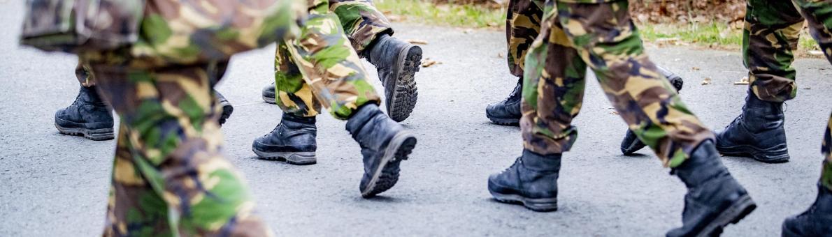 militairen lopen in rij