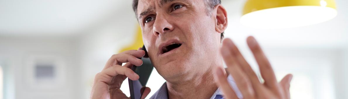 Man is druk in gesprek aan de telefoon