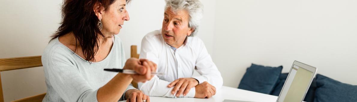 Man en vrouw aan tafel