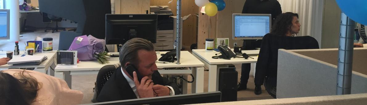 Foto van Nationale ombudsman Reinier van Zutphen aan de telefoon met iemand met een klacht