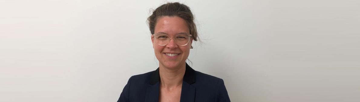Sabine de Bruijn, een vrouw met bril en donkerbruin haar dat ze vast heeft. Ze draagt een zwarte blazer. Sabine de Bruijn, een vrouw met bril en donkerbruin haar dat ze vast heeft. Ze draagt een zwarte blazer.