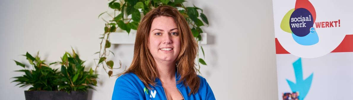 Vrouw (Simone Duin) met lang roodgekleurd haar. Ze draagt een blauwe blouse Vrouw (Simone Duin) met lang roodgekleurd haar. Ze draagt een blauwe blouse