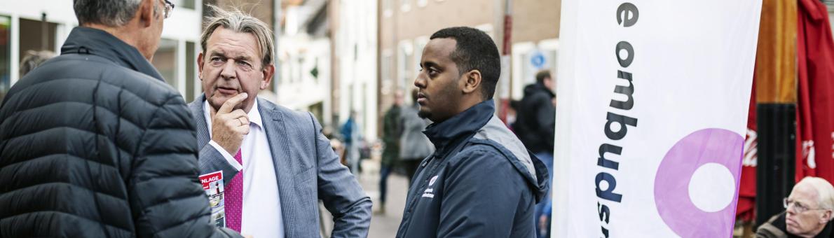 Nationale ombudsman Reinier van Zutphen en team spreken met mensen tijdens provincietour Nationale ombudsman Reinier van Zutphen en team spreken met mensen tijdens provincietour