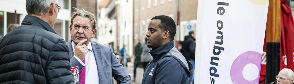Nationale ombudsman Reinier van Zutphen en team spreken met mensen tijdens provincietour