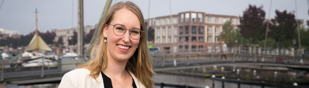 Vrouw (Michelle Koelewijn) heeft blond haar en draagt een bril. Ze staat buiten bij het water (haven) Vrouw (Michelle Koelewijn) heeft blond haar en draagt een bril. Ze staat buiten bij het water (haven)