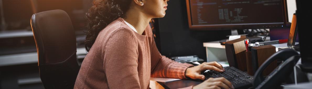 vrouw achter laptop