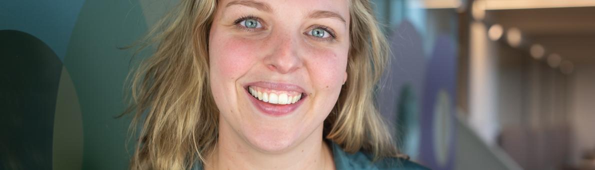 Lachende vrouw (Eva Roest) lange blonde haren en blauw overhemd Lachende vrouw (Eva Roest) lange blonde haren en blauw overhemd