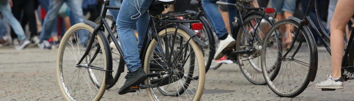 Fietsende mensen op een drukke plek