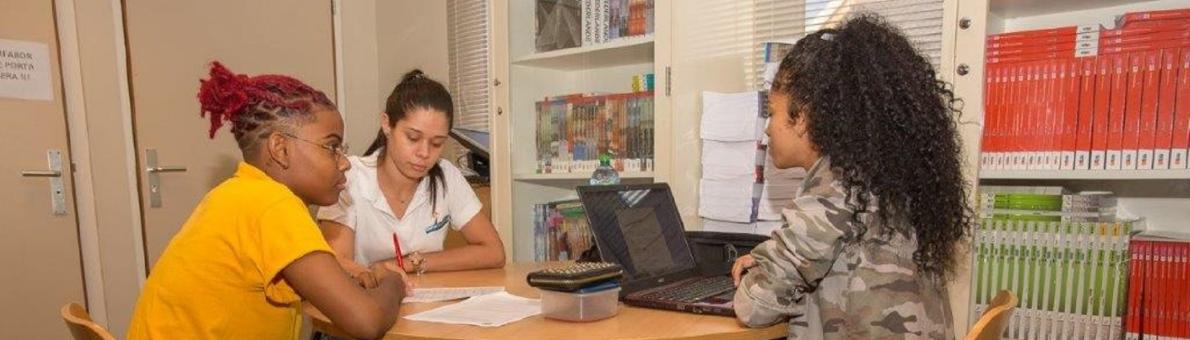 Drie studentes aan een tafel op school