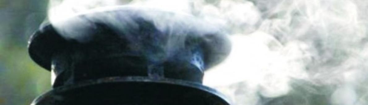 Foto van een rokende schoorsteen